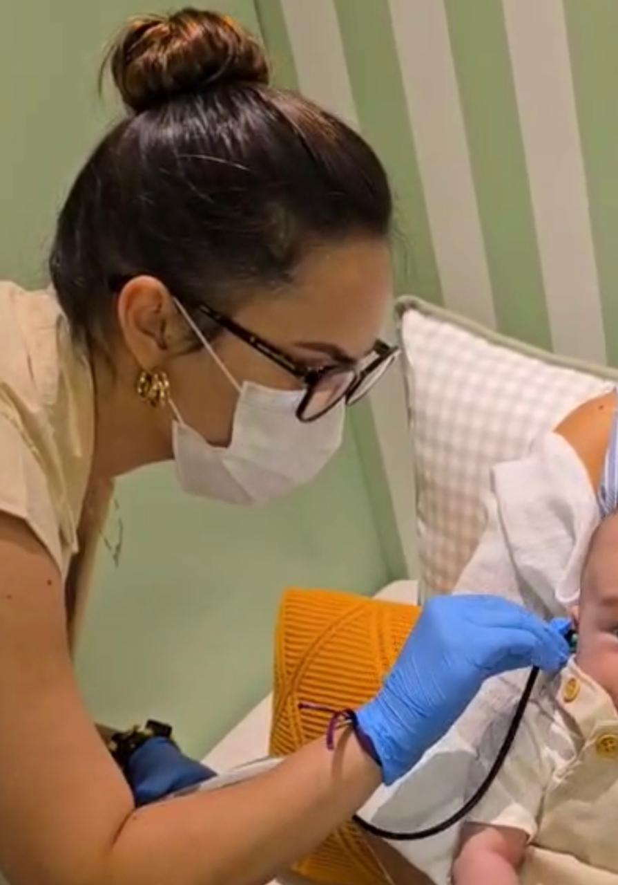 Fga. Maria Amelia realizando teste auditivo em bebê – consultório em Catalão GO